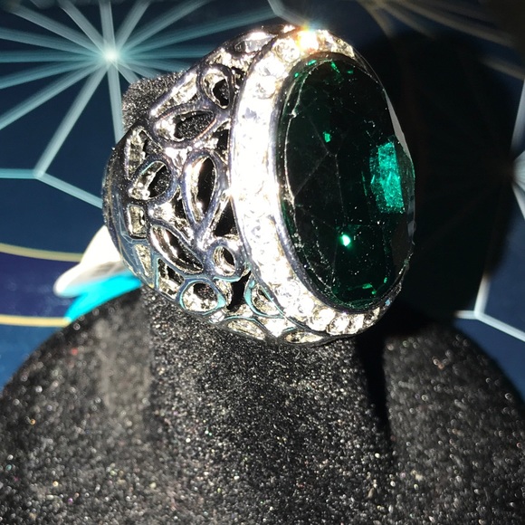 Oval Emerald color statement ring.  ☘️ ☘️ - Picture 2 of 5